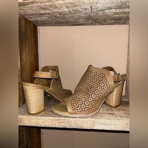 Universal Thread Perforated Tan Heeled Sandals